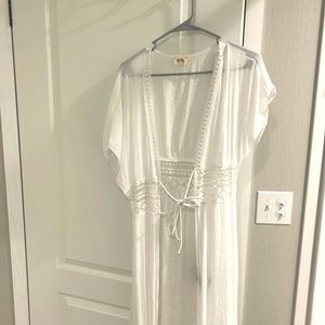 Size large long Camino with tie in front. Never been worn.